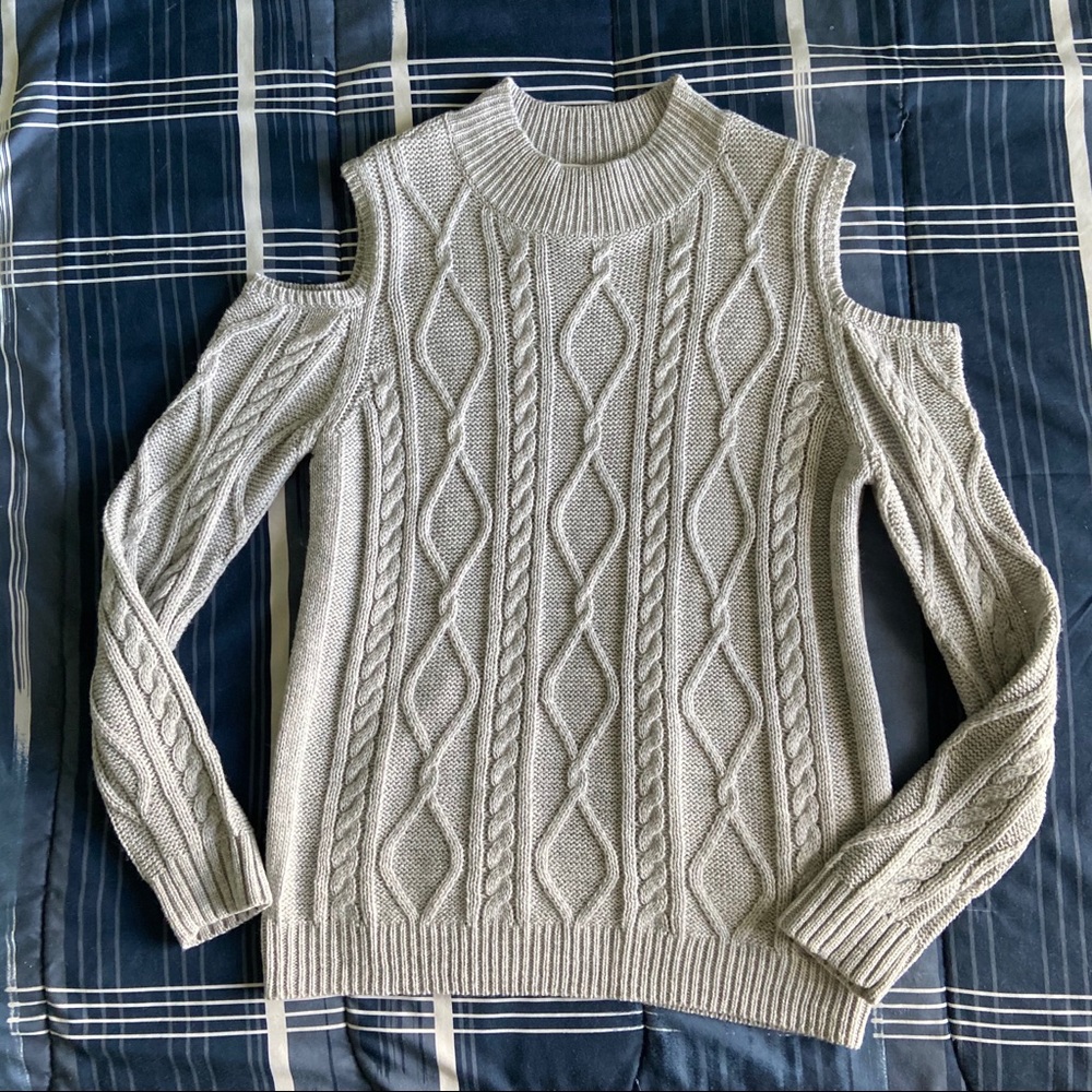 CLOUD CHASER Cold shoulder sweater